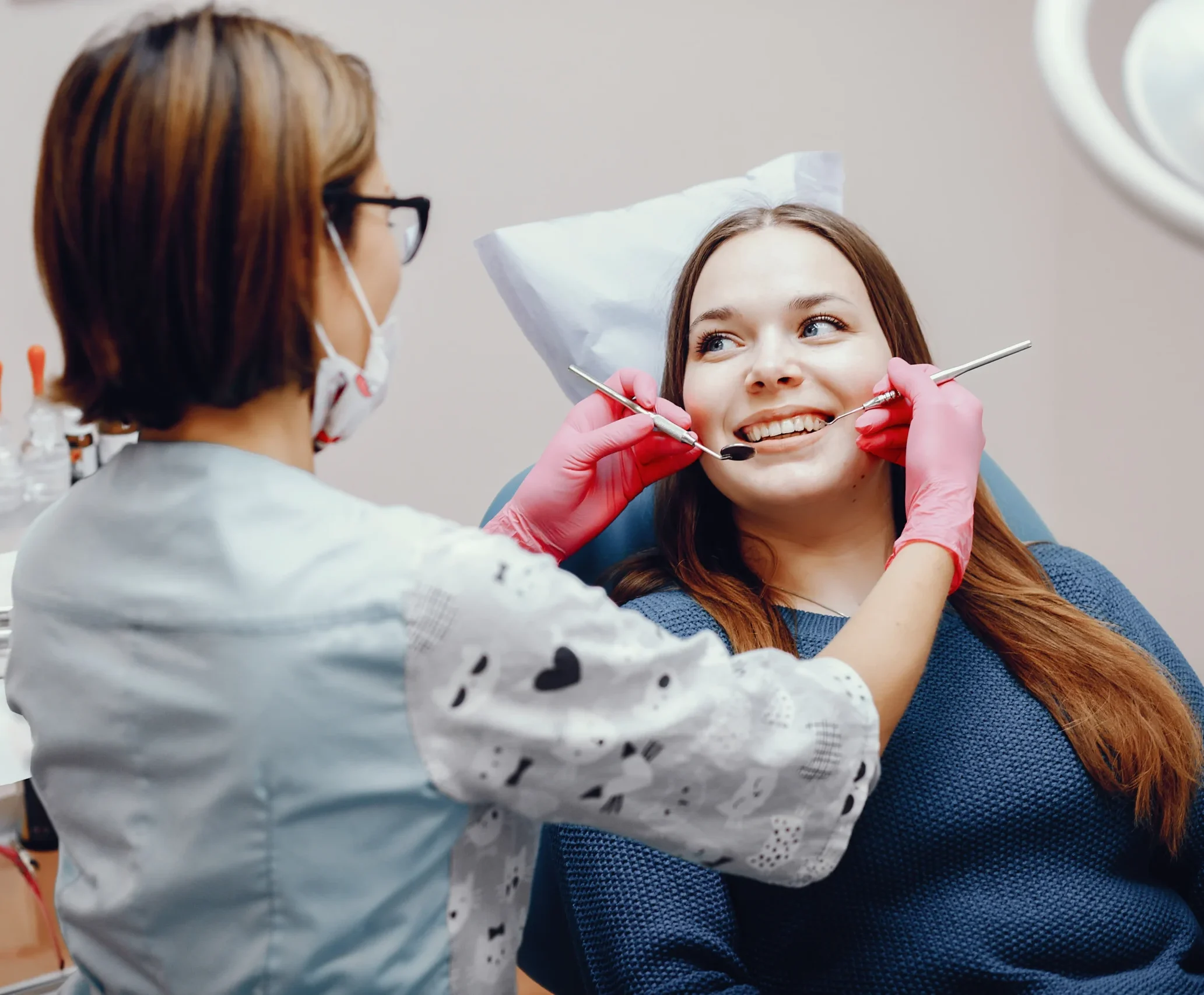 Patient discussing a chipped tooth with a dentist to determine if urgent care is needed